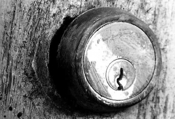 Etched Lock, por Darwin Bell